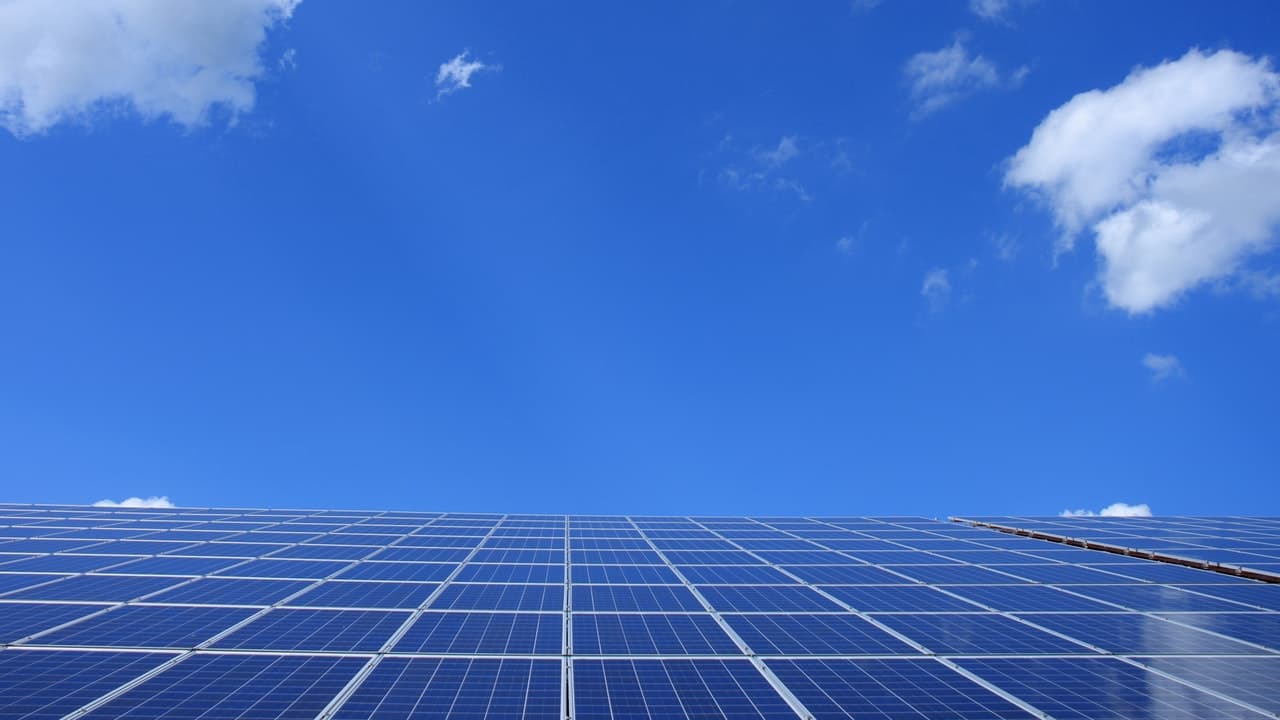 Zonnepanelen blauwe lucht